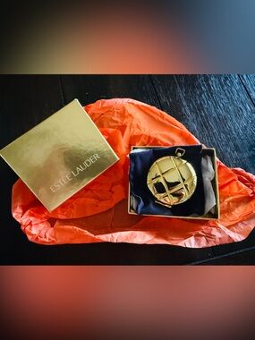Vintage Estée Lauder Golden Alligator Compact
Lucidity Powder 06 - Complete Set